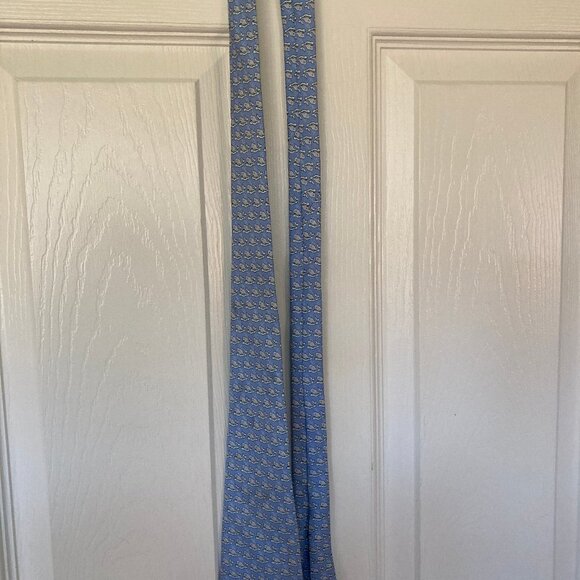 100% Silk Vineyard Vines Shep & Ian Blue Whales Beach Ocean Sea Marine Men's Tie - Picture 5 of 7